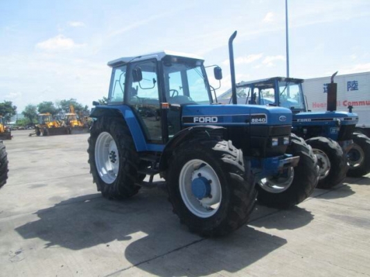 ขายรถไถ FORD 8240 ขับ 4 WD รถนอก T.0894071471