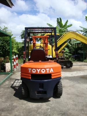 +++ ขายโฟล์คลิฟท์ TOYOTA 5FD25  ขนาด 2.5  ตัน  เครื่องยนต์ดีเซล  เสา  3  เมตร  เกียร์ธรรมดา  งา 1,070  มม.  ยางตัน  *** รถนอก สภาพดี ***