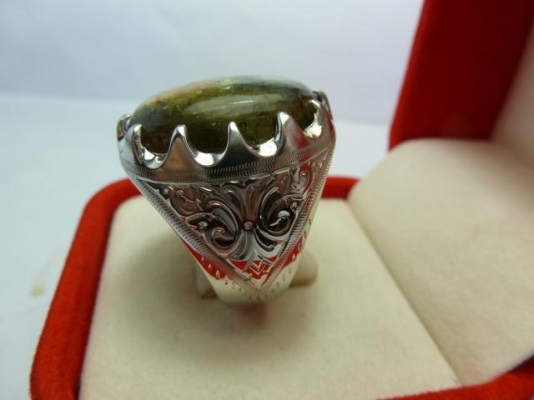 แหวนเงินพลอยลาบราโดไรต์เม็ดใหญ่