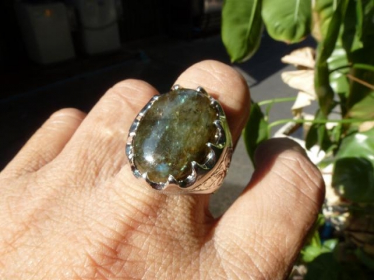 แหวนเงินพลอยลาบราโดไรต์เม็ดใหญ่