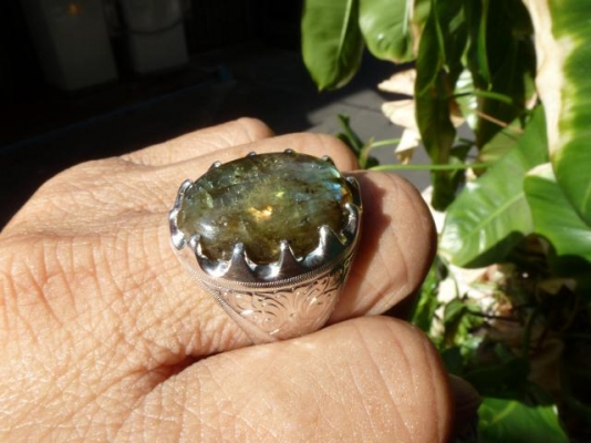 แหวนเงินพลอยลาบราโดไรต์เม็ดใหญ่