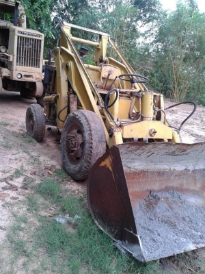 รถตัก KOMATSU SD20 รถพร้อมใช้งาน เจ้าของรถชื่อ ผญ.น้อย จ.พิษณุโลก 090 456 1480 เบี้ยวการจ่ายค่าคอมการขาย 5,000 บาท โทรหาก็ไม่ยอมรับสาย ไม่โทรกลับ.