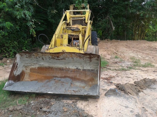 รถตัก KOMATSU SD20 รถพร้อมใช้งาน เจ้าของรถชื่อ ผญ.น้อย จ.พิษณุโลก 090 456 1480 เบี้ยวการจ่ายค่าคอมการขาย 5,000 บาท โทรหาก็ไม่ยอมรับสาย ไม่โทรกลับ.