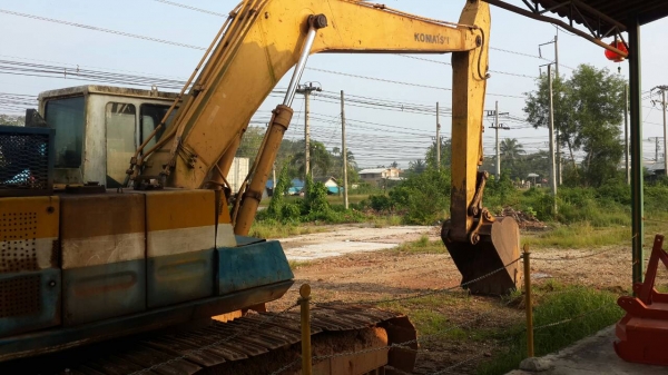 KOMATSU PC200-3 รถยังดี เครื่องดี ปั้มแรง ช่วงล่างใช้ได้ ราคาต่อรองได้ 090-7190682 087-2976734
