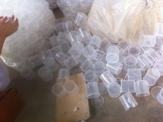 กระป๋องพลาสติกใส่พร้อมฝาปิด ขนาดเส้นผ่าศูนย์กลาง 8 ซม.สูง 8 ซม.มีหลายพันใบ