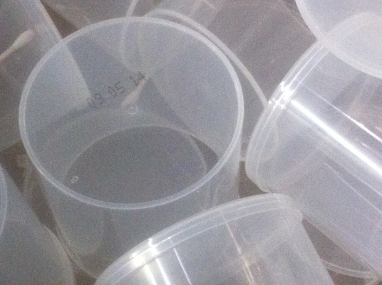 กระป๋องพลาสติกใส่พร้อมฝาปิด ขนาดเส้นผ่าศูนย์กลาง 8 ซม.สูง 8 ซม.มีหลายพันใบ