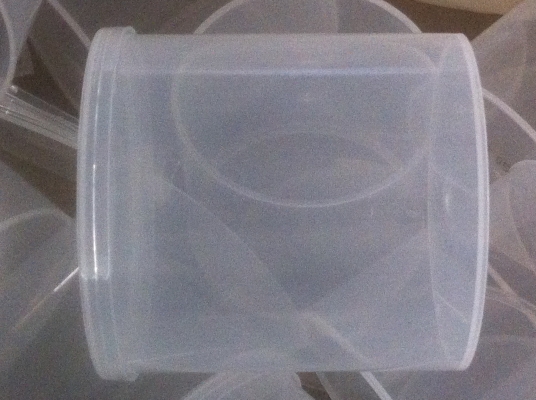 กระป๋องพลาสติกใส่พร้อมฝาปิด ขนาดเส้นผ่าศูนย์กลาง 8 ซม.สูง 8 ซม.มีหลายพันใบ