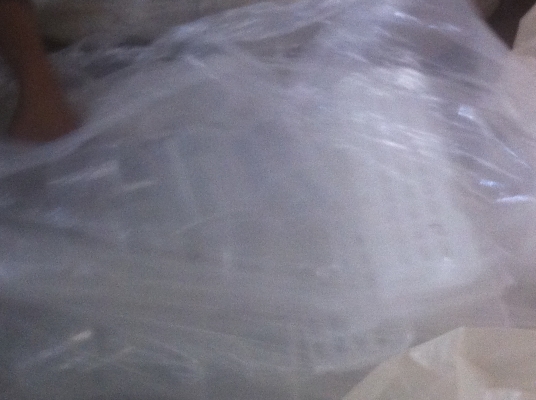 กระป๋องพลาสติกใส่พร้อมฝาปิด ขนาดเส้นผ่าศูนย์กลาง 8 ซม.สูง 8 ซม.มีหลายพันใบ