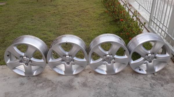 แม็ก Honda CRV 5ก้าน ขอบ 17-5-114.3 พร้อมใช้ 4 วง / ขาย 5,000 บาท