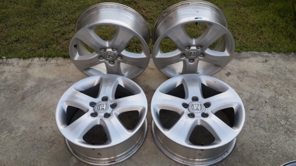 แม็ก Honda CRV 5ก้าน ขอบ 17-5-114.3 พร้อมใช้ 4 วง / ขาย 5,000 บาท