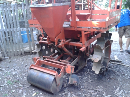 ขายเครื่องปลูกอ้อยมือสองครับ สำหรับรถฟอร์ดใหญ่