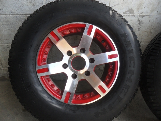 ล้อแม็ก 15นิ้ว 6รู พร้อมยาง 235/70R15ปี08 สวยๆ 1 คู่ ราคา 3700 บาท