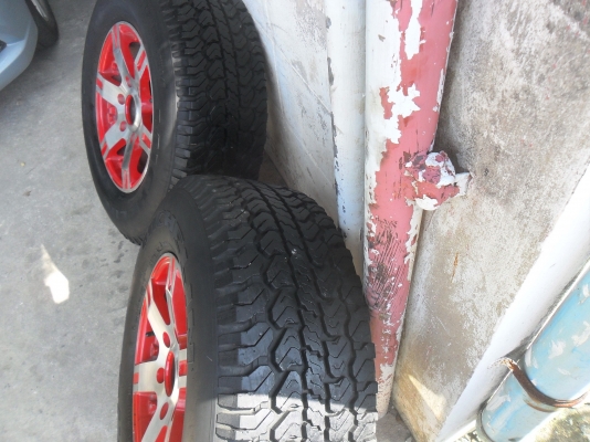 ล้อแม็ก 15นิ้ว 6รู พร้อมยาง 235/70R15ปี08 สวยๆ 1 คู่ ราคา 3700 บาท