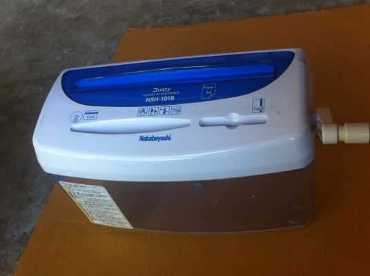 เครื่องทำลายเอกสาร Nakabayashi มีช่องป้อน 3 อย่าง ทำงานโคยการใช้มือหมุน(ไม่ใช้ไฟฟ้า)