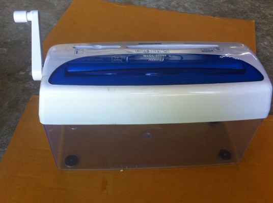 เครื่องทำลายเอกสาร Nakabayashi มีช่องป้อน 3 อย่าง ทำงานโคยการใช้มือหมุน(ไม่ใช้ไฟฟ้า)