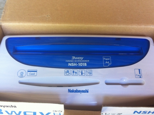 เครื่องทำลายเอกสาร Nakabayashi มีช่องป้อน 3 อย่าง ทำงานโคยการใช้มือหมุน(ไม่ใช้ไฟฟ้า)