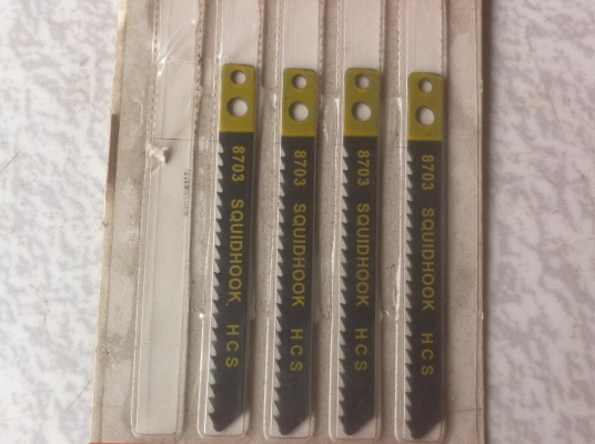 ใบเลือยจิ๊กซอใช้ใส่ได้ทุกยี่ห้อ มีแบบตัดเหล็ก ไม้ พลาสติก ใบละ 30 บาท