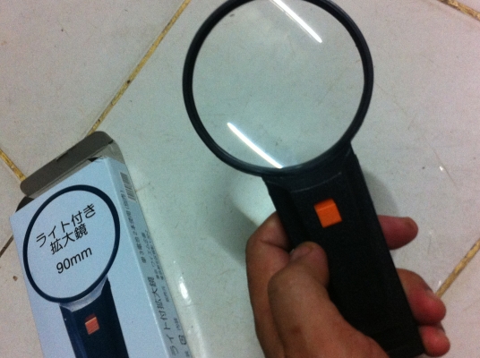 แว่นขยายแบบถือ.พร้อมไฟช่วยในการมองเห็น ขนาดใหญ่ เส้นผ่าศูนย์กลาง 90 มม