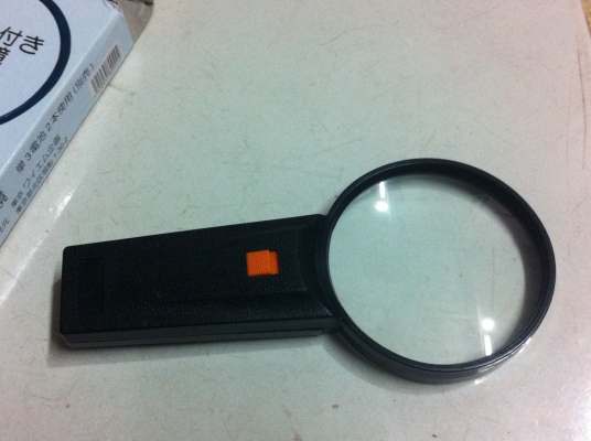 แว่นขยายแบบถือ.พร้อมไฟช่วยในการมองเห็น ขนาดใหญ่ เส้นผ่าศูนย์กลาง 90 มม แว่นขยายแบบถือ.พร้อมไฟช่วยในการมองเห็น ขนาดใหญ่ เส้นผ่าศูนย์กลาง 90 มม