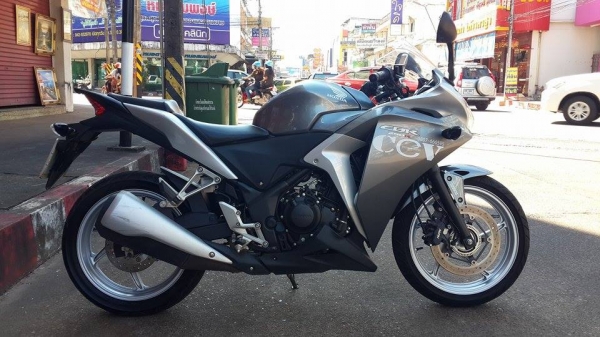 HONDA CBR250 ABS ปี2011 ทะเบียนตองแท้พร้อมโอน โซ่สเตอเต็ม เดิมๆสวยๆ รถวิ่งน้อยมากคับ คับ ราคา 69000 บาท ส่งได้ทั่วไทยคับ สนใจติดต่อ 081-0578282 ไอดีไลน์ POPBIGBIKESAKON คับ สนใจรถสวย ถูก ดี ต้อง POP BIGBIKE SAKONNAKHON