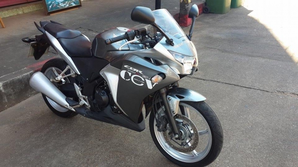 HONDA CBR250 ABS ปี2011 ทะเบียนตองแท้พร้อมโอน โซ่สเตอเต็ม เดิมๆสวยๆ รถวิ่งน้อยมากคับ คับ ราคา 69000 บาท ส่งได้ทั่วไทยคับ สนใจติดต่อ 081-0578282 ไอดีไลน์ POPBIGBIKESAKON คับ สนใจรถสวย ถูก ดี ต้อง POP BIGBIKE SAKONNAKHON