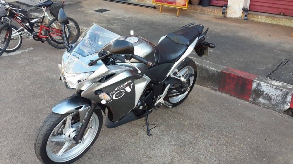 HONDA CBR250 ABS ปี2011 ทะเบียนตองแท้พร้อมโอน โซ่สเตอเต็ม เดิมๆสวยๆ รถวิ่งน้อยมากคับ คับ ราคา 69000 บาท ส่งได้ทั่วไทยคับ สนใจติดต่อ 081-0578282 ไอดีไลน์ POPBIGBIKESAKON คับ สนใจรถสวย ถูก ดี ต้อง POP BIGBIKE SAKONNAKHON