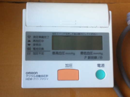 เครื่องวัดความดันและอัตราการเต้นของหัวใจ omron จากญี่ปุ่น ใช้วัดเช็ดตรวจสอบความดันของแต่ละคนได้อย่างรวดเร็ว