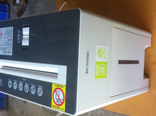 เครื่องทำลายเอกสาร IRIS OHYAMA จากญี่ปุ่นสภาพสวยมาก (ใส่หม้อแปลงให้แล้วใช้ไฟบ้าน220V.เราได้เลย)