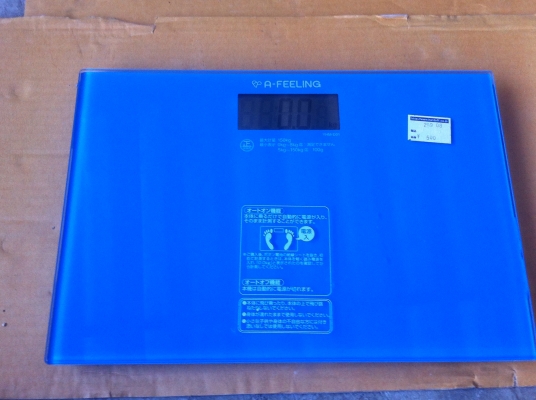 เครื่องชั่งน้ำหนักระบบดิจิตอล A-FEELING จากญี่ปุ่น ทำงานที่ 5-150 กก. ขึ้นที่ละ100 กรัม ใช้แบตเตอร๊๋กระดุมแบนเล็กก้อนเดียว