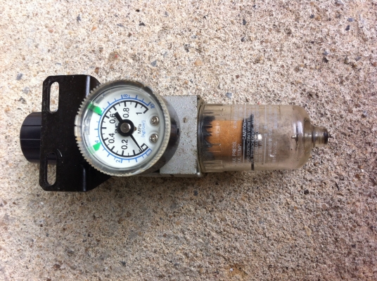 ชุดตัวปรับตั้งแรงดันลม พร้อมกับตัวดักน้ำ ยี่ห้อ SMC ปรับตั้งแรงดันได้ 0.5- 8.5 kgf/cm2 ใช้ตั้งปริมาณลมที่จะใช้ของเครื่องแต่ละ