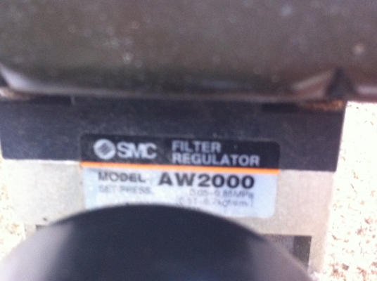 ชุดตัวปรับตั้งแรงดันลม พร้อมกับตัวดักน้ำ ยี่ห้อ SMC ปรับตั้งแรงดันได้ 0.5- 8.5 kgf/cm2 ใช้ตั้งปริมาณลมที่จะใช้ของเครื่องแต่ละ