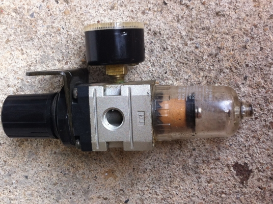 ชุดตัวปรับตั้งแรงดันลม พร้อมกับตัวดักน้ำ ยี่ห้อ SMC ปรับตั้งแรงดันได้ 0.5- 8.5 kgf/cm2 ใช้ตั้งปริมาณลมที่จะใช้ของเครื่องแต่ละ