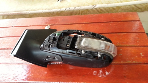 กระจกมองข้างวีออส 08-12 ไฟฟ้า 7 สาย ข้างซ้าย  มีฝาครอบสีขาว  มีแผ่นเนื้อกระจก