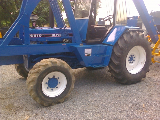 ขายรถคืบฟอรด์  6610   สองเภา   คาลาโร่  คืบต่อไหม่    สวยพร้อมใช้