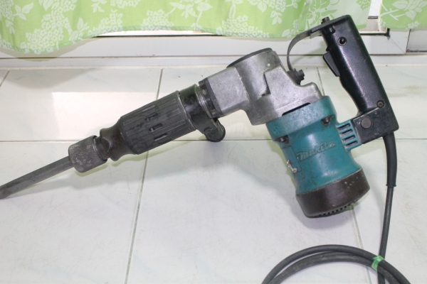 เครื่องสกัดคอนกรีตยี่ห้อ makita รุ่น hm0810Tสภาพดีพร้อมใช้งานครับ เครื่องสกัดคอนกรีตยี่ห้อ makita รุ่น hm0810Tสภาพดีพร้อมใช้งานครับ