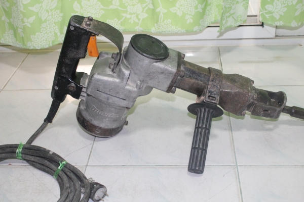 เครื่องสกัดคอนกรีต ยี่ห้อmakita รุ่นhm1201 สภาพดีพร้อมใช้งานครับ เครื่องสกัดคอนกรีต ยี่ห้อmakita รุ่นhm1201 สภาพดีพร้อมใช้งานครับ