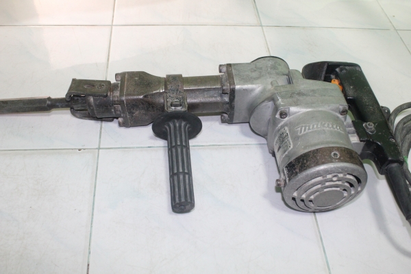 เครื่องสกัดคอนกรีต ยี่ห้อmakita รุ่นhm1201 สภาพดีพร้อมใช้งานครับ