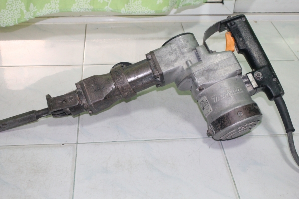 เครื่องสกัดคอนกรีต ยี่ห้อmakita รุ่นhm1201 สภาพดีพร้อมใช้งานครับ เครื่องสกัดคอนกรีต ยี่ห้อmakita รุ่นhm1201 สภาพดีพร้อมใช้งานครับ