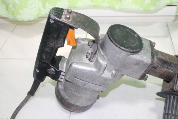 เครื่องสกัดคอนกรีต ยี่ห้อmakita รุ่นhm1201 สภาพดีพร้อมใช้งานครับ เครื่องสกัดคอนกรีต ยี่ห้อmakita รุ่นhm1201 สภาพดีพร้อมใช้งานครับ