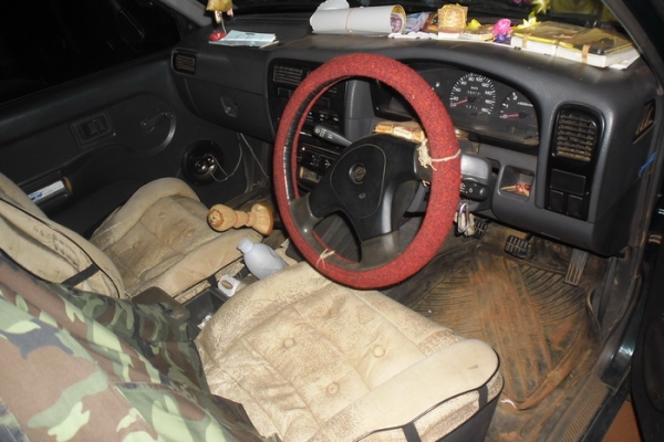 NISSAN BIGM KINGCAB - BDi 2.5 MT ปี 96 รถบ้านสวยจอโค้ง บางๆเดิมๆ ภายในเก๋งคอนโซลสวยครบพร้อม แอร์เย็น พวงมาลัยเพาเวอร์ กระบะปูพื้นลายเนอร์ ช่วงล่างดีคัชซีไม่มีผุไม่มีบวม ยางสภาพดีพร้อมใช้งาน เอกสารทะเบียนภาษีครบไม่มีขาดพร้อมโอน ราคาต่อรองได้ครับ