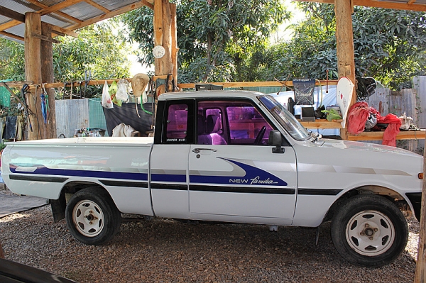 มาสด้าสีขาว  เครื่อง  1300    4  เกียร์ครับ