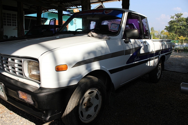 มาสด้าสีขาว  เครื่อง  1300    4  เกียร์ครับ