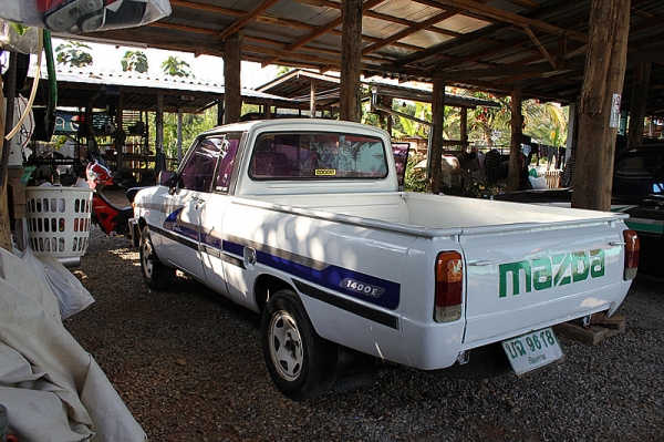 มาสด้าสีขาว  เครื่อง  1300    4  เกียร์ครับ