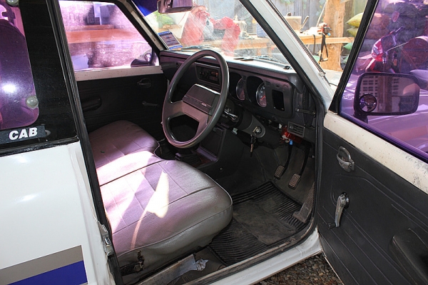 มาสด้าสีขาว  เครื่อง  1300    4  เกียร์ครับ