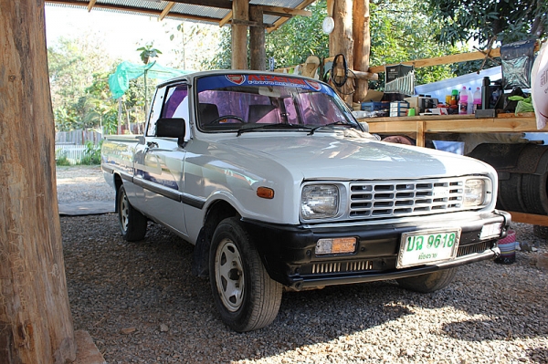 มาสด้าสีขาว  เครื่อง  1300    4  เกียร์ครับ