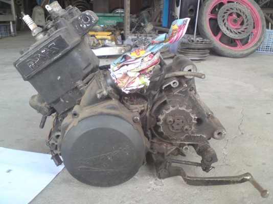 ขายเครื่องยนต์ Kawasaki AR125 เครื่องสมบูรณ์ มีเล่มครับ สตาทลง พึ่งคว้านมา ขาย 1400 บาท อยู่ จ.กำแพงเพชรครับ โทร 0875731171