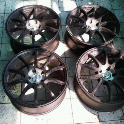 ขายล้อADVAN RZ ขอบ18กว้าง8 4วง ใส่กระบะ 5รู114 เดิมๆ สีดำด้าน มีรอยตามสภาพเลยครับ ขายถูกๆ13000