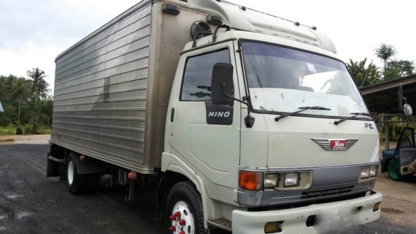 รถฮีโน่ 6 ล้อ ตู้แห้ง FC2W  120 แรงม้า. ปี 37   สนใจติดต่อ 081 - 6079515