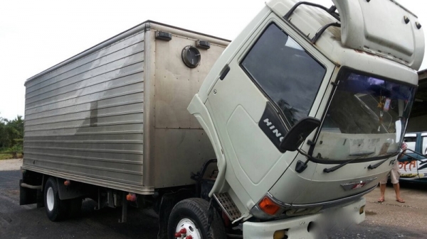 รถฮีโน่ 6 ล้อ ตู้แห้ง FC2W 120 แรงม้า. ปี 37 สนใจติดต่อ 081 - 6079515 รถฮีโน่ 6 ล้อ ตู้แห้ง FC2W 120 แรงม้า. ปี 37 สนใจติดต่อ 081 - 6079515