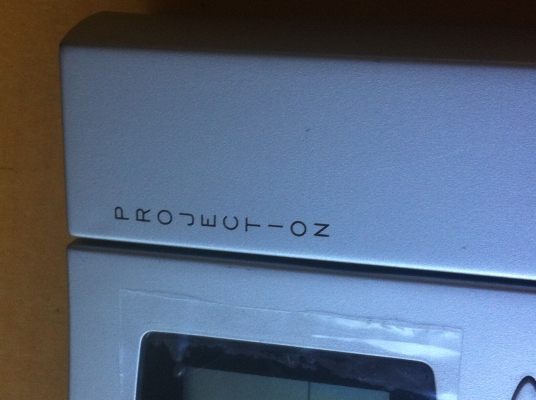 ชุดแสดงเวลา อุณหภูมิ และสามารถตั้งปลุกได้ แสดงผลฉายออกมาขึ้นที่ผนังหรือบนเพดามองเห็นชันเจน